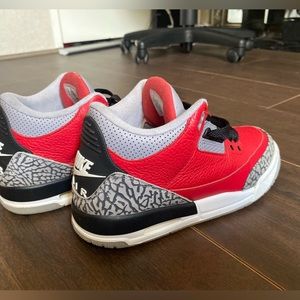 Jordan 3 Retro
SE Fire Red